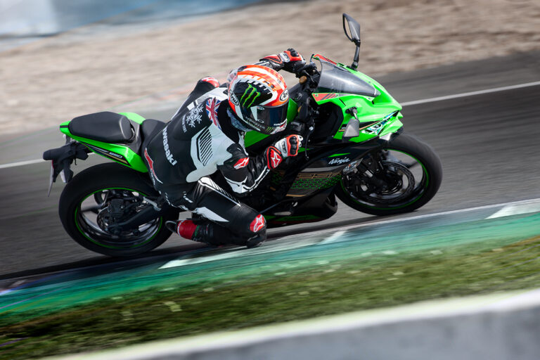 2021 ZX-25R: IN- LINE FOUR STUNNER